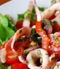Украшение постного стола — салат из кальмаров Постные салаты на поминки рецепты из кальмаров